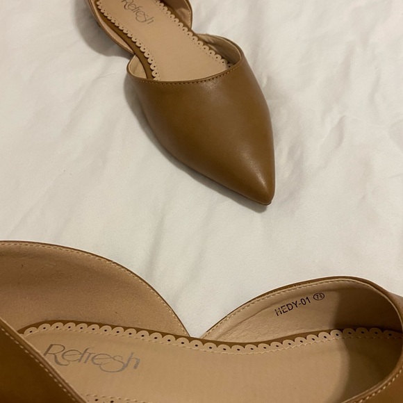 Refresh Tan Pointed Toe Flats Size 7.5 - Picture 6 of 10